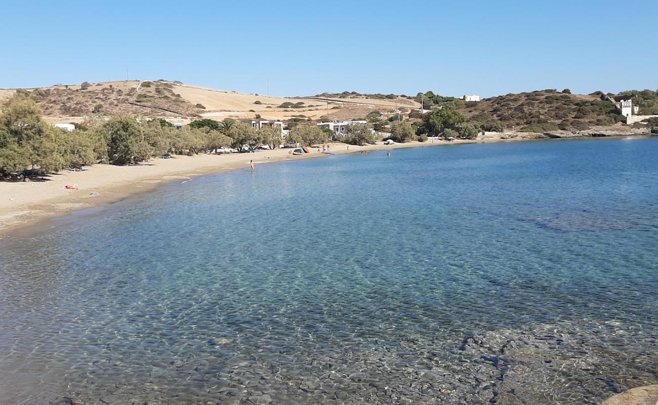 Photo de Livadi beach avec sable lumineux de surface