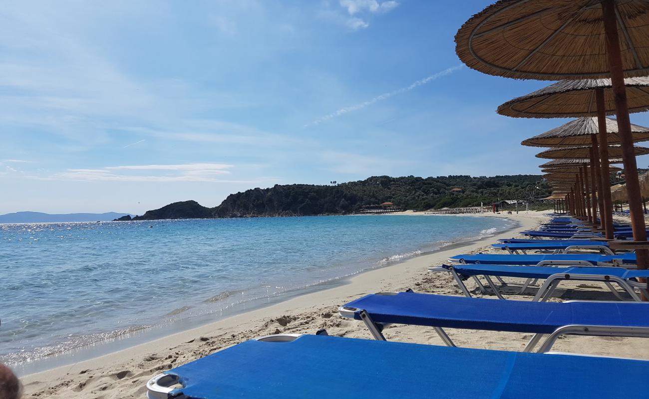 Photo de Plage d'Alikes avec sable fin et lumineux de surface