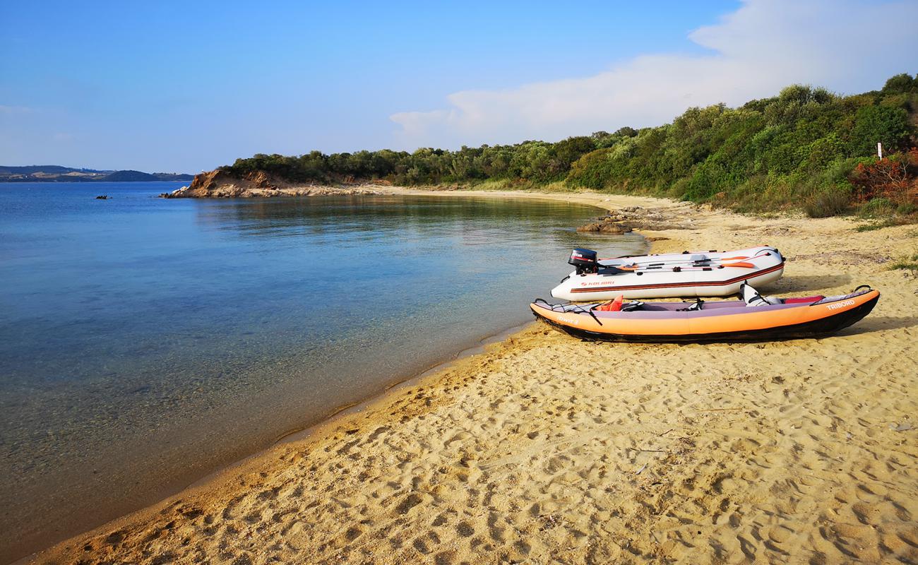 Photo de Tratovoli beach avec sable lumineux de surface