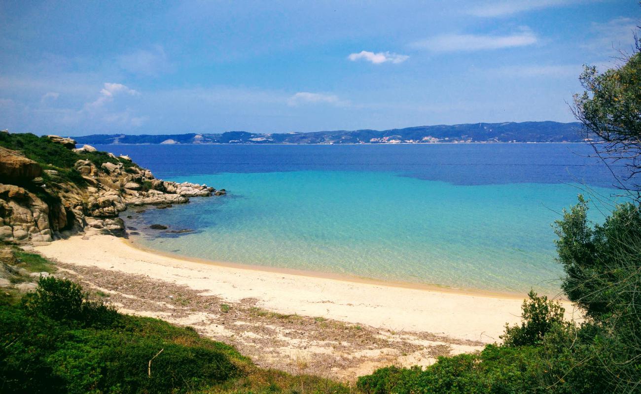 Photo de Plage d'Agios Georgios avec sable lumineux de surface