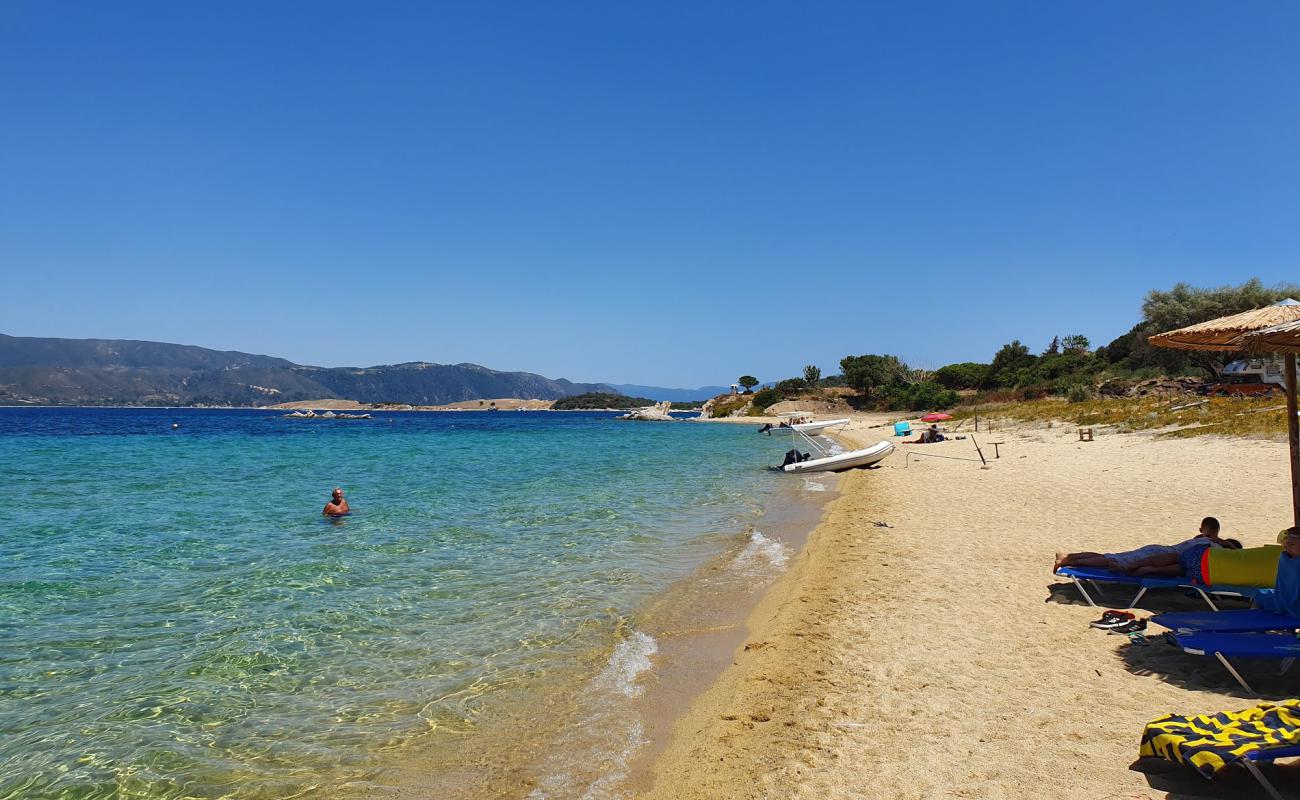 Photo de Plage de Megali Ammos avec sable lumineux de surface