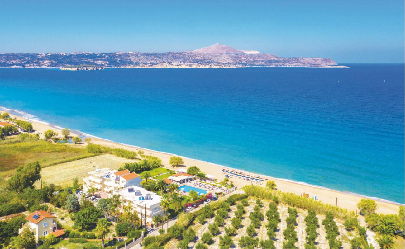 Photo de Kolatsos beach avec sable brun de surface
