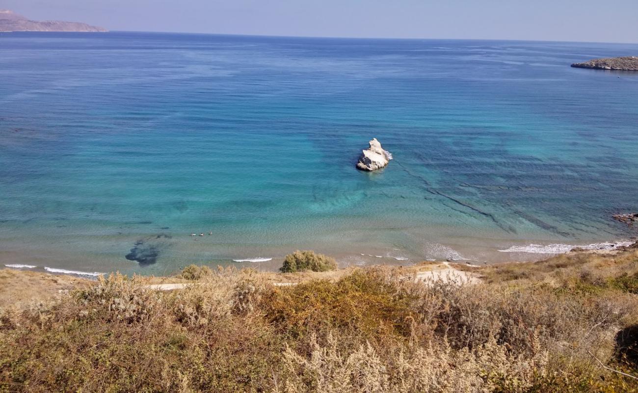 Photo de Kera beach avec sable noir & galets de surface