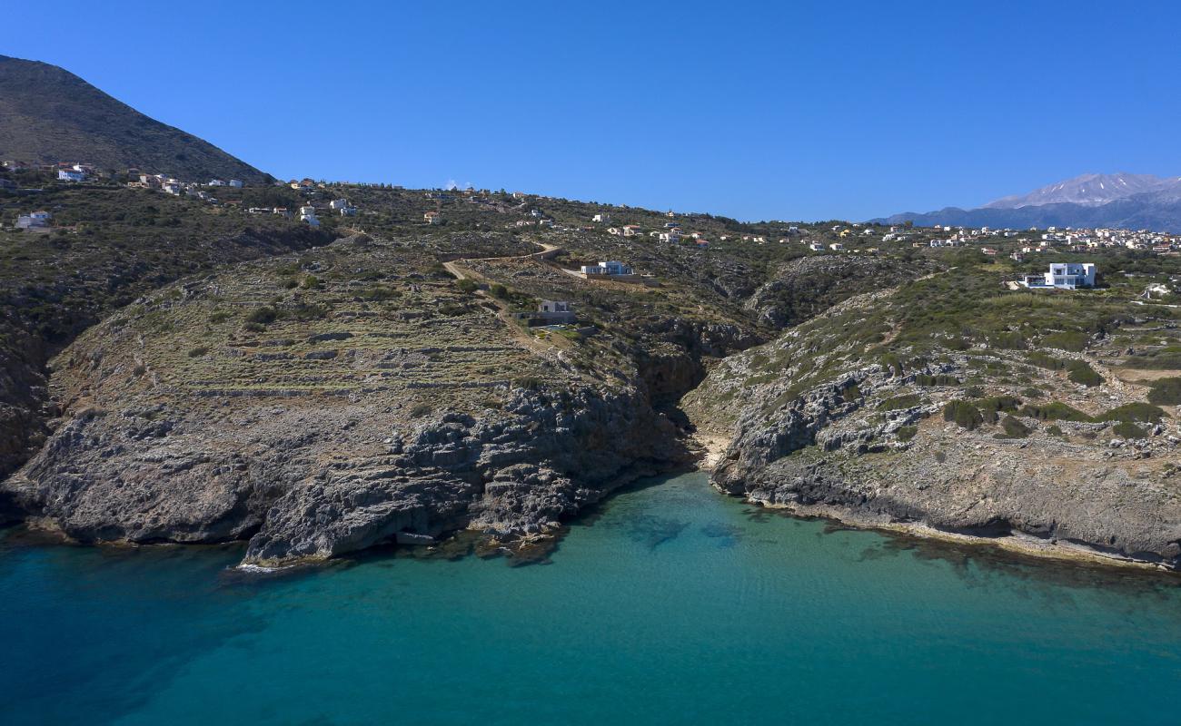 Photo de Vraskos Beach avec l'eau cristalline de surface