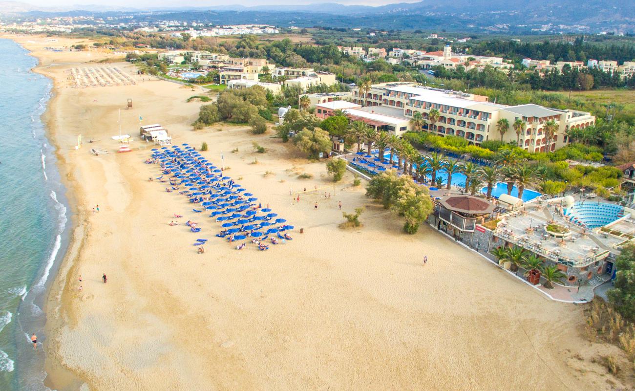 Photo de Peristeras Beach avec sable brun de surface