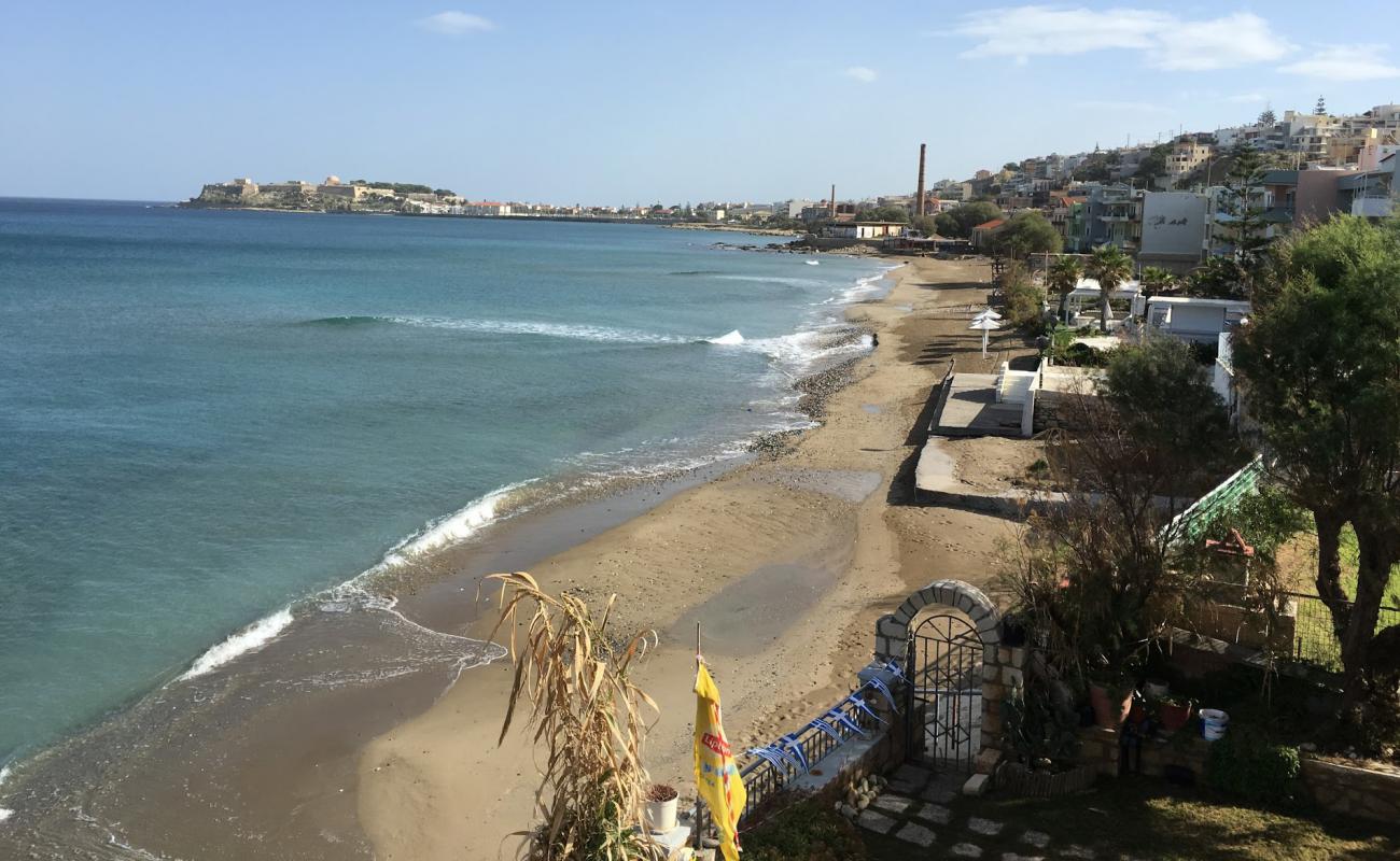 Photo de Koumbes beach avec sable noir avec caillou de surface