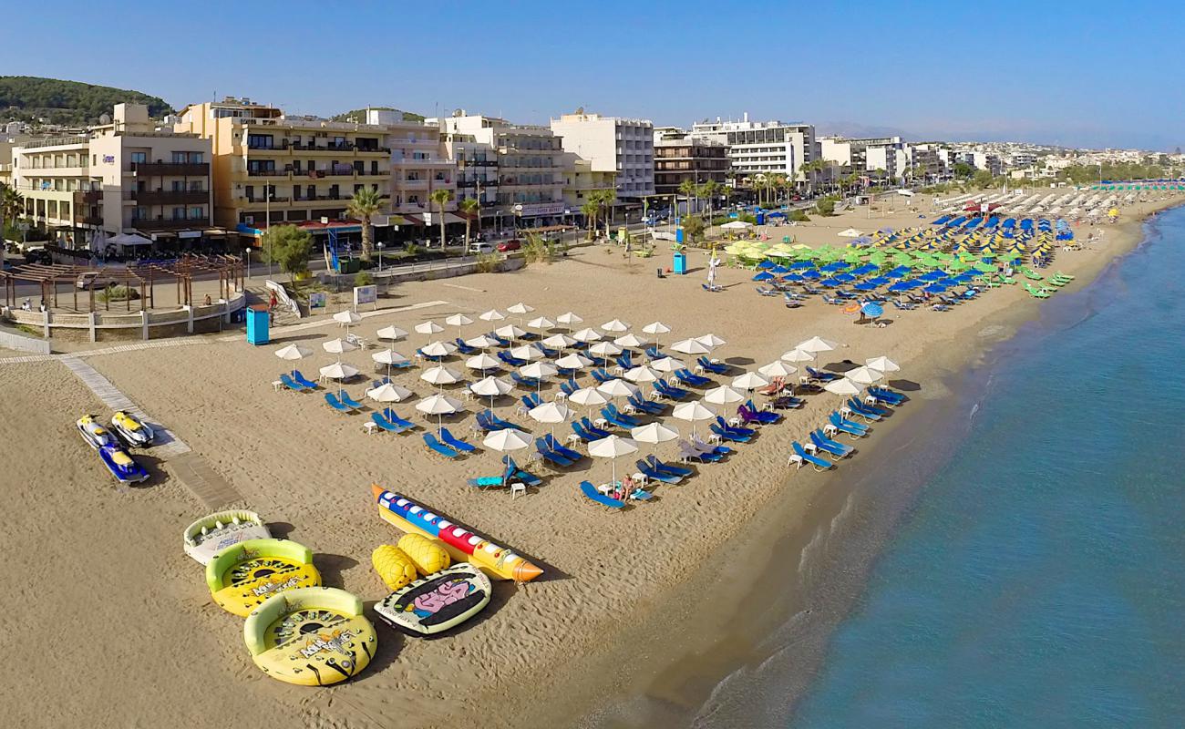 Photo de Rethymnon beach avec sable brun de surface