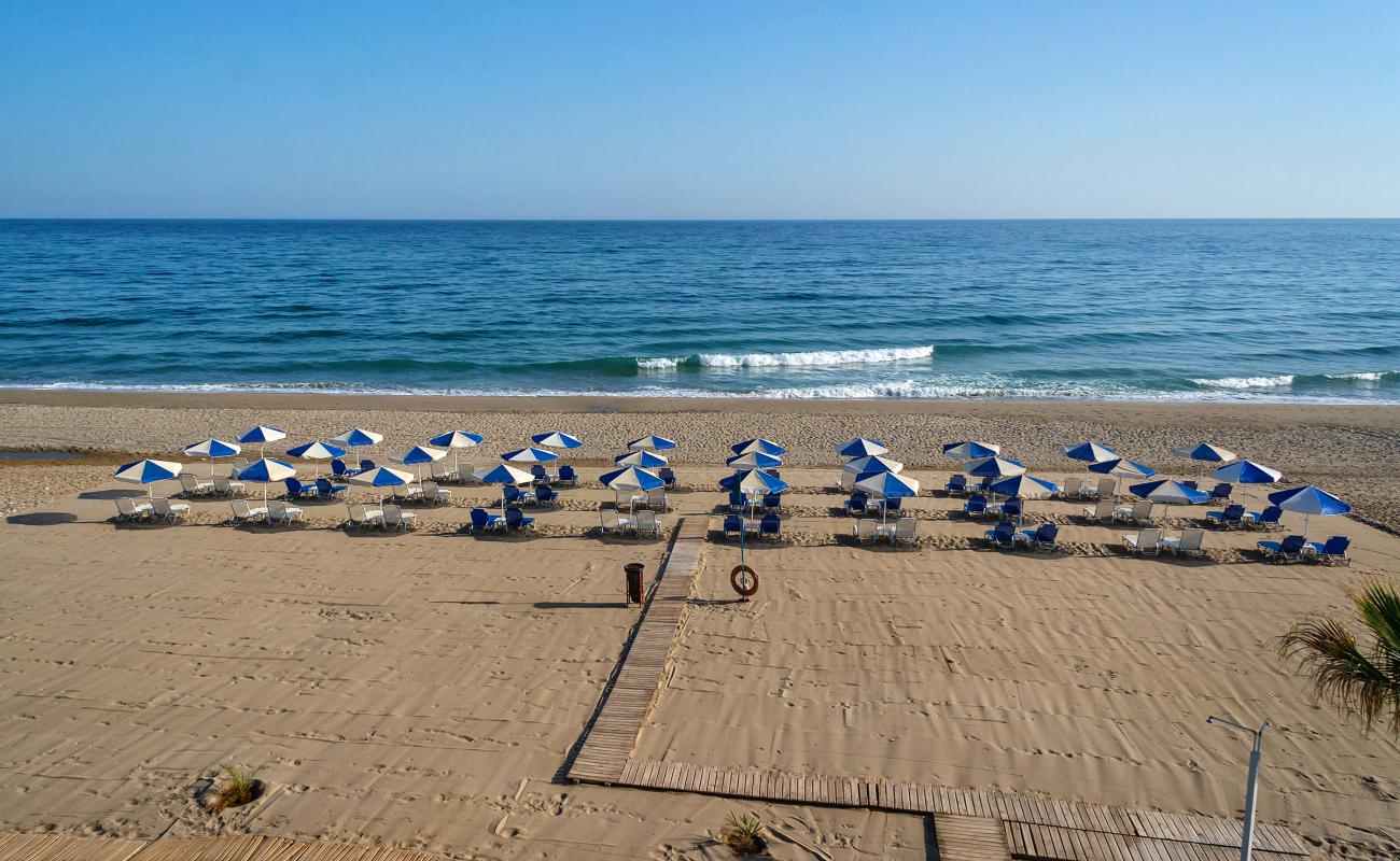 Photo de Pervolia beach II avec sable brun de surface