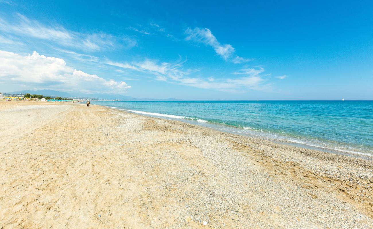 Photo de Beach Adelianos Kampos avec sable brun de surface