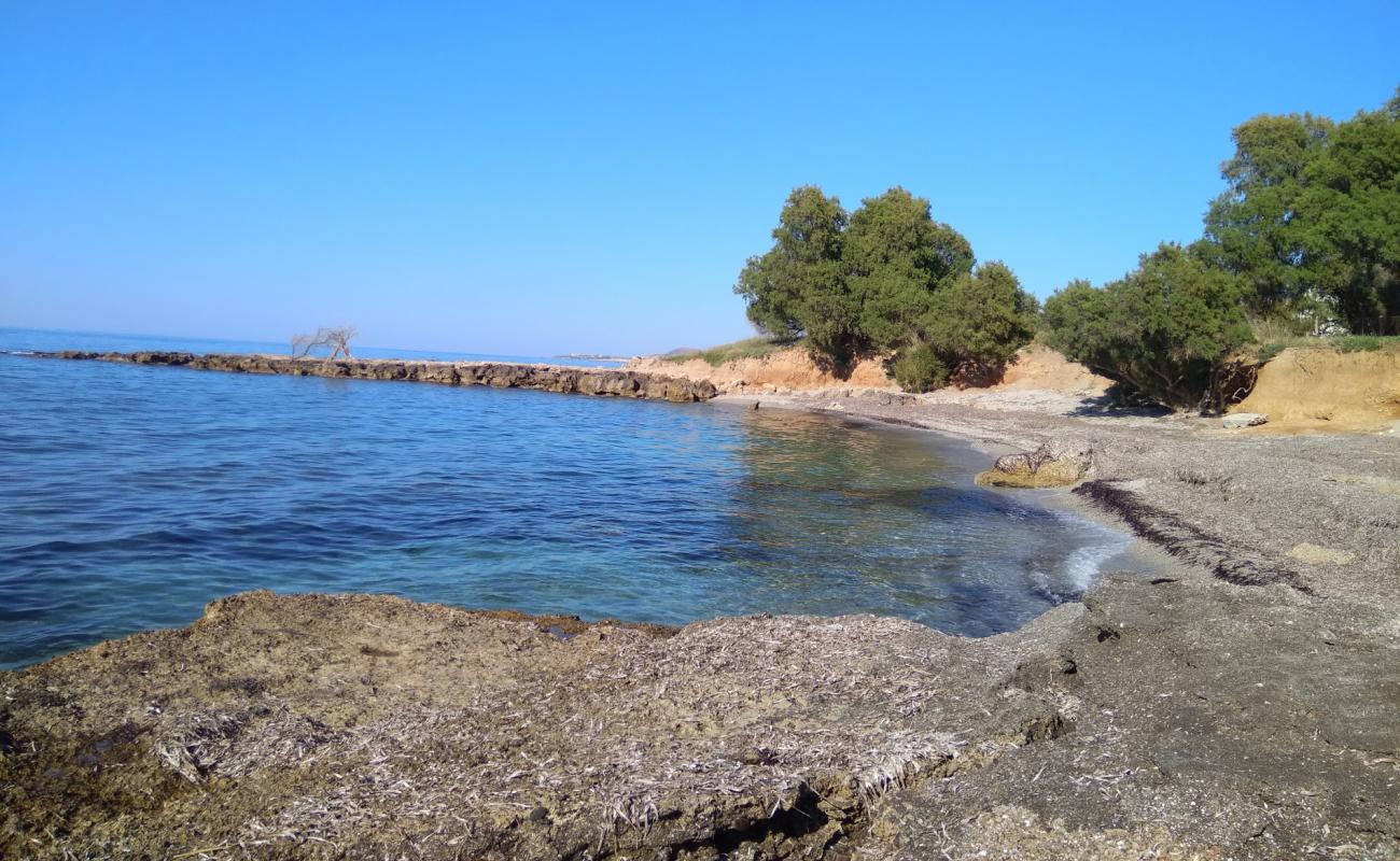Photo de Pirgos Beach avec sable brun de surface