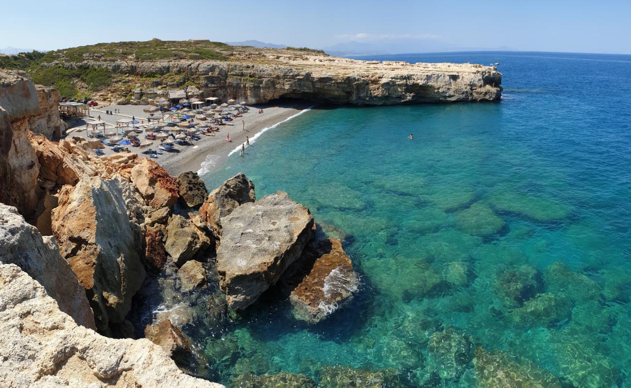 Photo de Spilies Beach avec sable beige & galets de surface