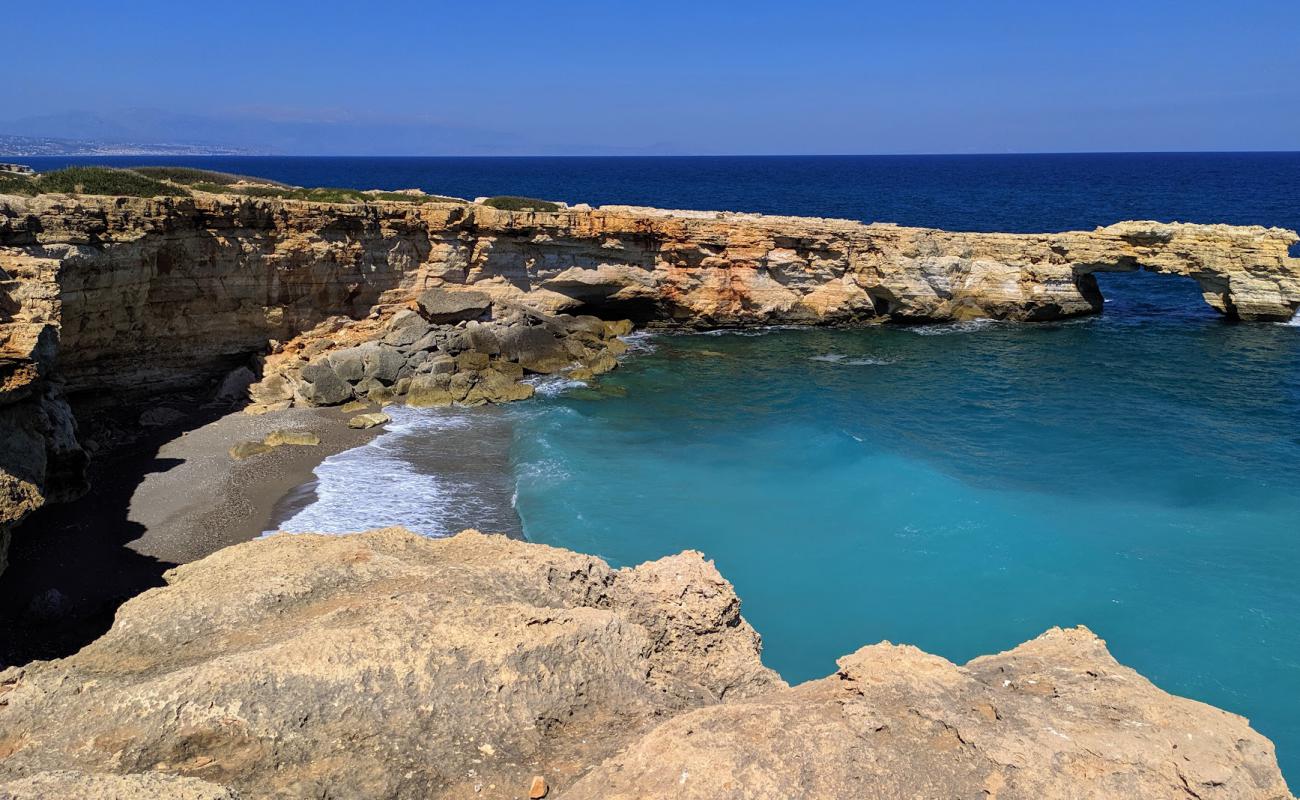 Photo de Kamara Beach avec sable beige & galets de surface