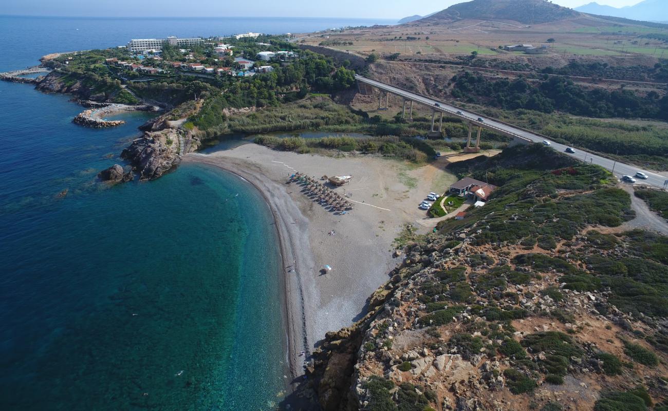 Photo de Geropotamos beach avec sable beige & galets de surface