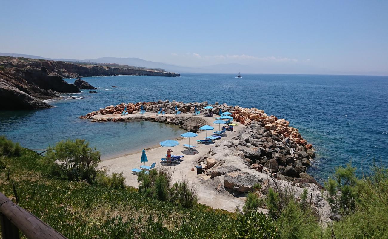 Photo de Geropotamos beach II avec sable brun & rochers de surface