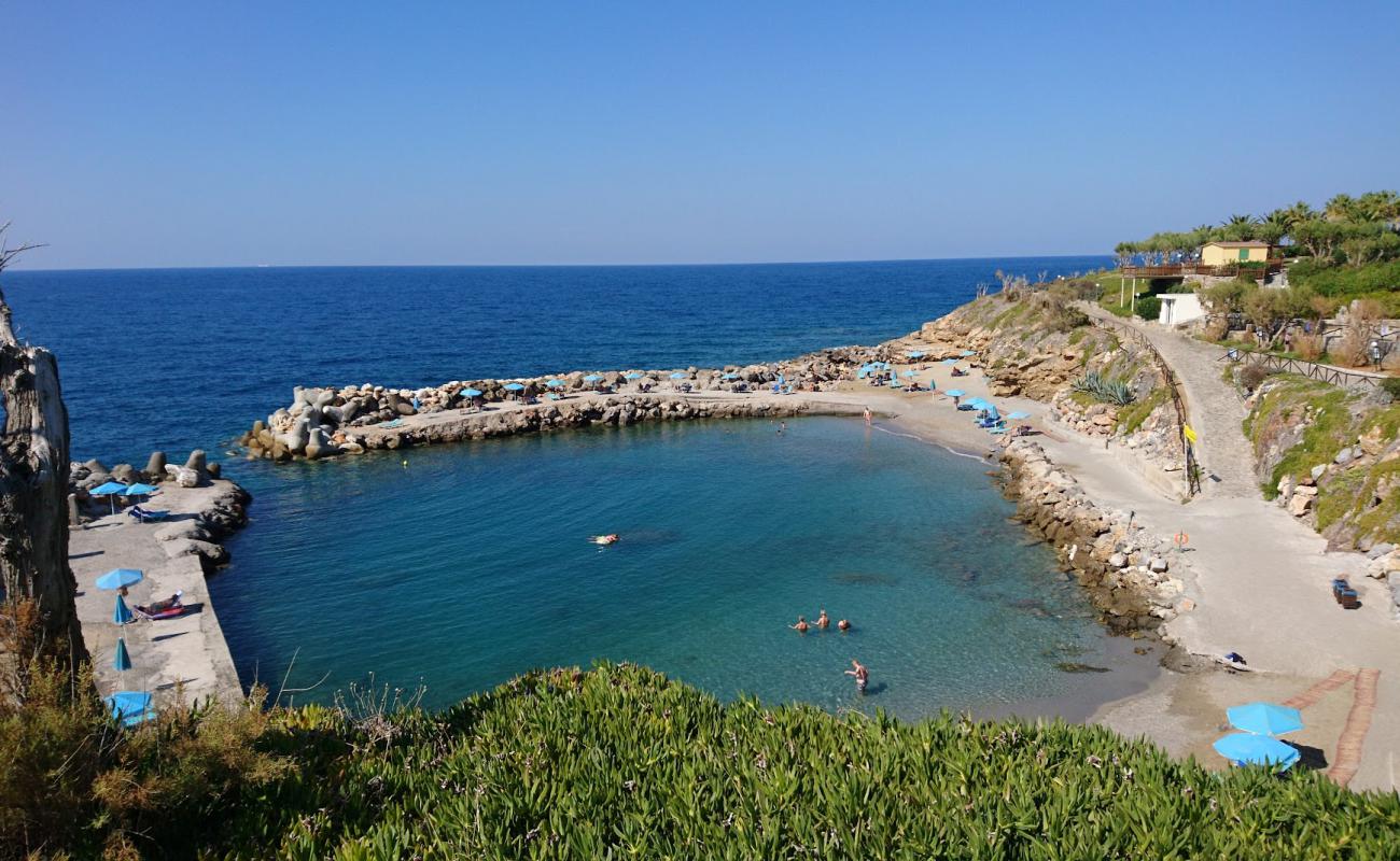 Photo de Geropotamos beach III avec sable brun & rochers de surface
