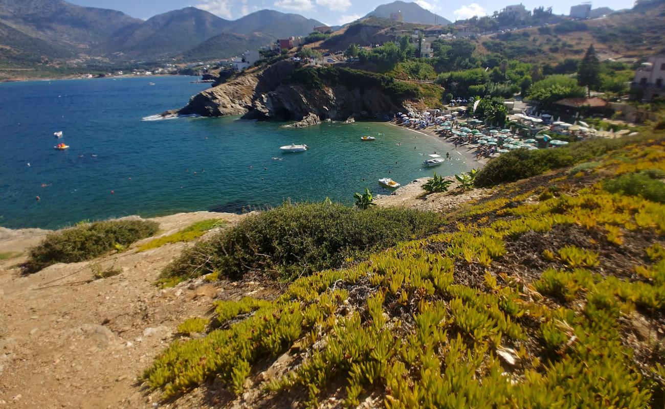 Photo de Plage de Karavostasi avec sable beige & galets de surface
