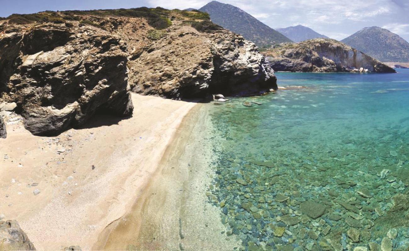 Photo de Beach Charakiani avec sable gris avec caillou de surface