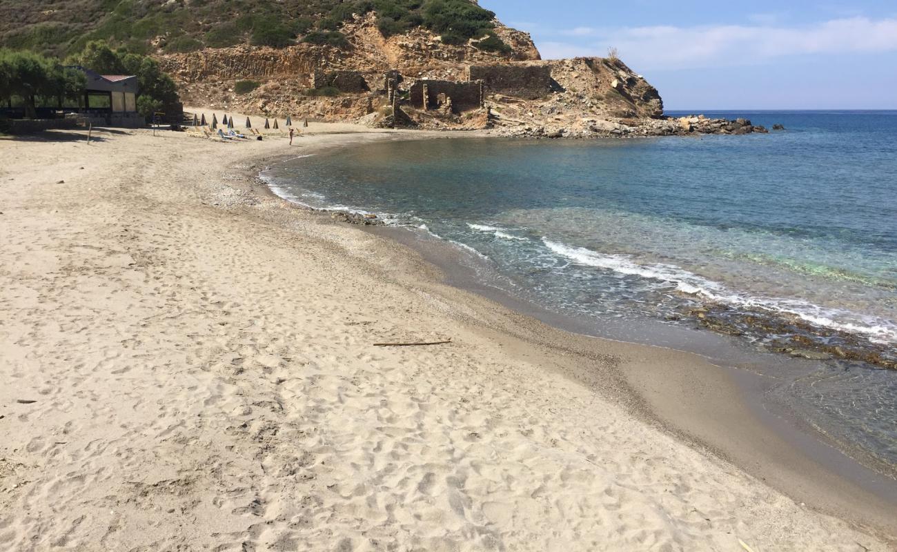 Photo de Aliki beach avec sable noir & galets de surface