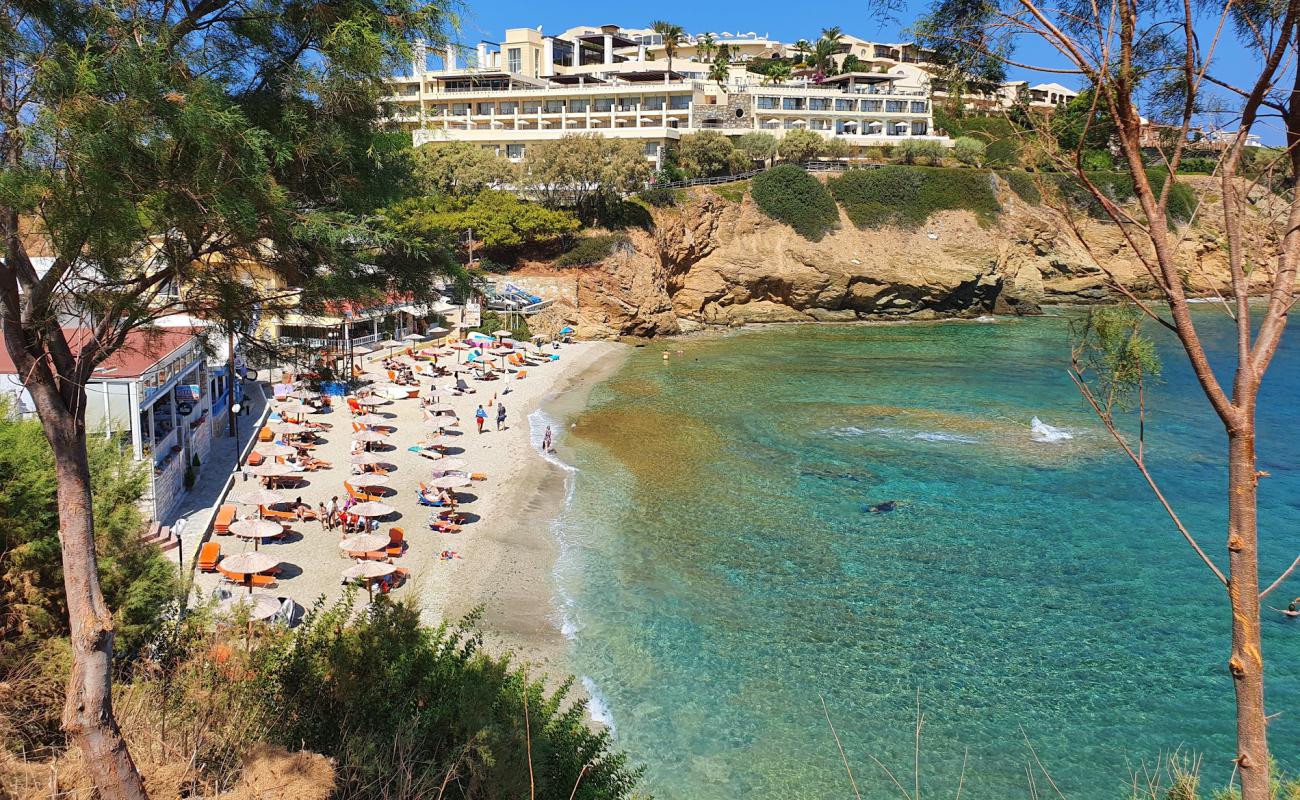 Photo de Paralia Mononaftis avec sable beige & galets de surface