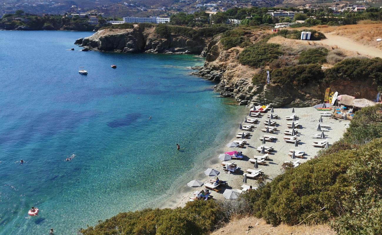 Photo de Paralia Psaromoura avec galets beige de surface