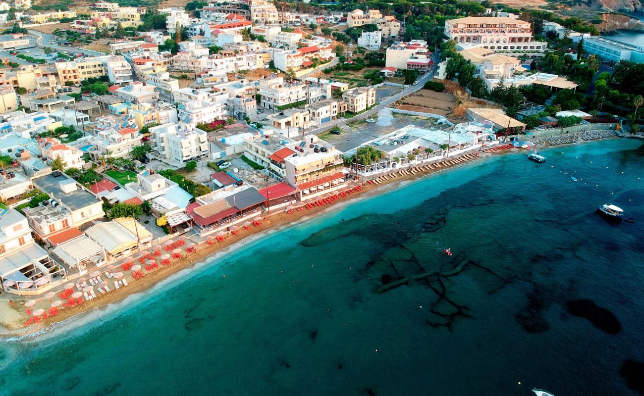 Photo de Paralia Agia Pelagia avec sable lumineux de surface