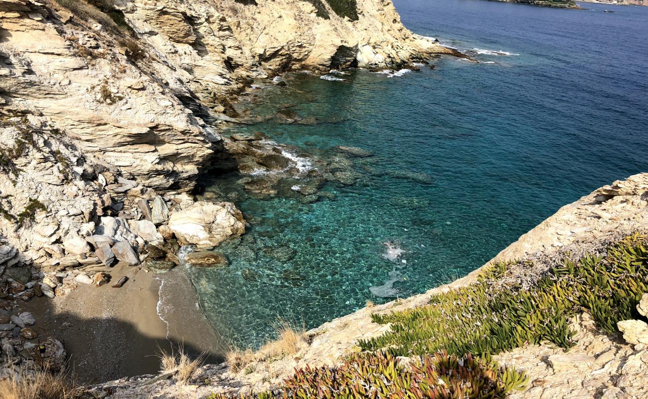 Photo de Beach Parasfoungario avec sable beige & pierres de surface