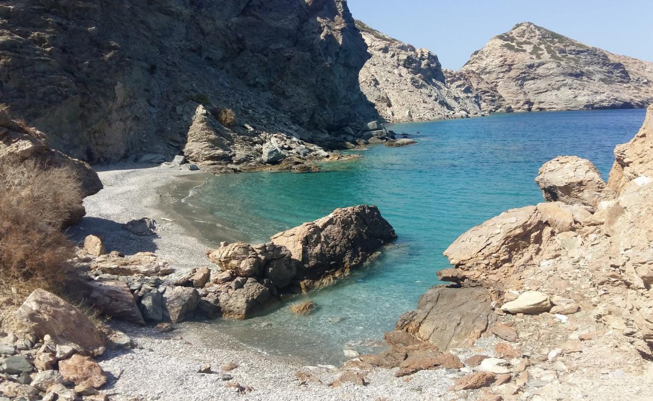 Photo de Tripiti Beach avec sable gris & galets de surface