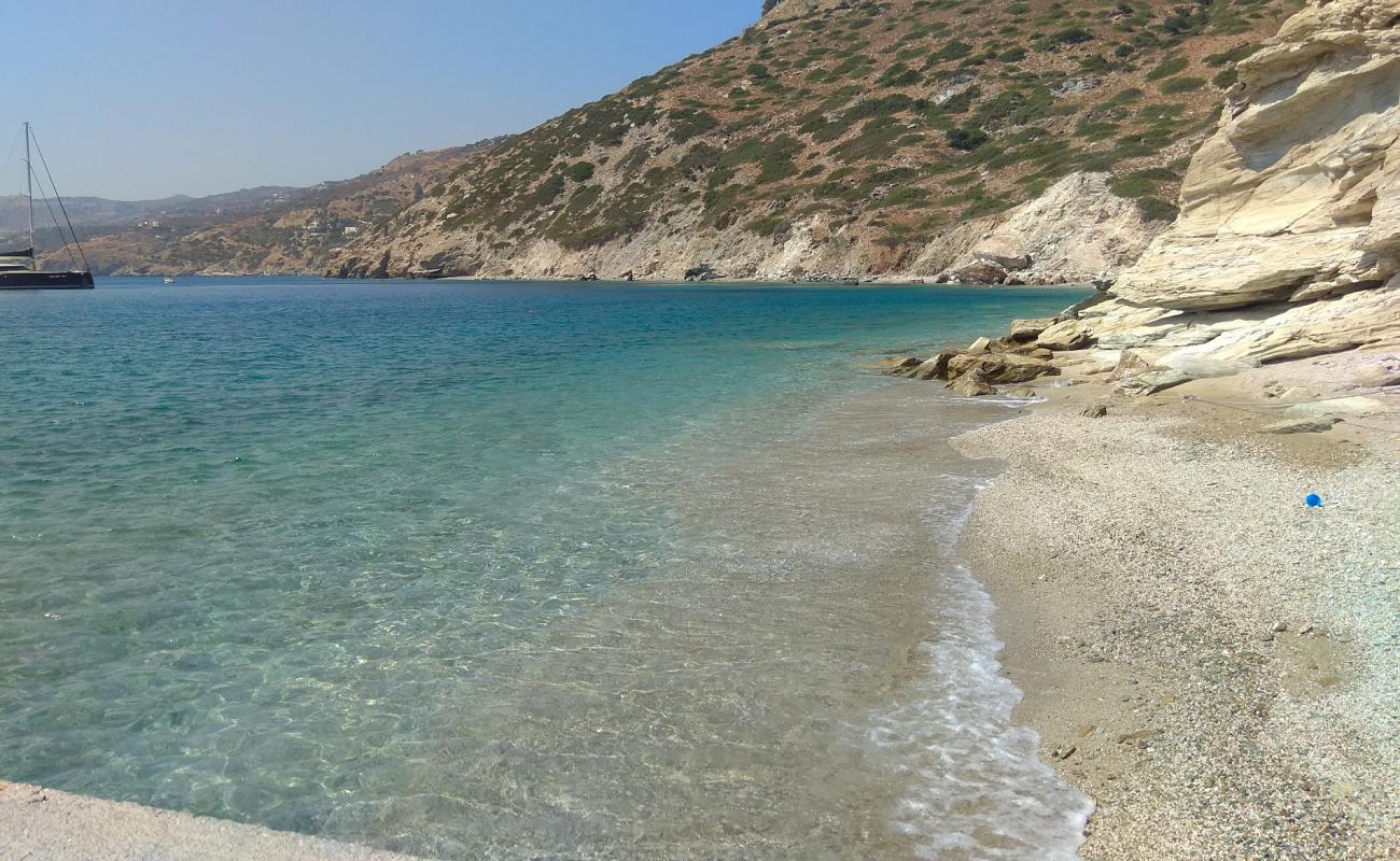 Photo de Panagia Beach avec sable noir avec caillou de surface