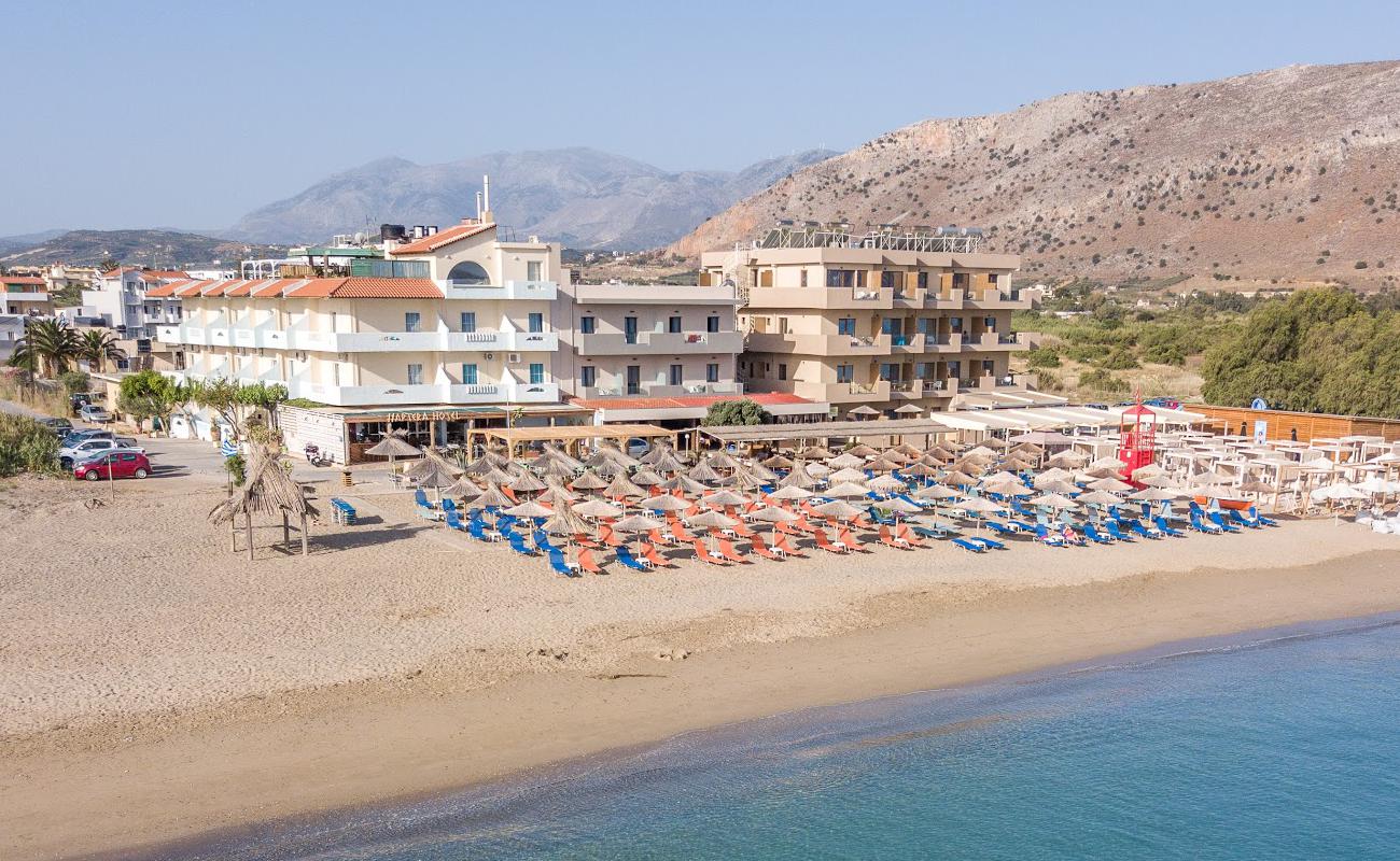 Photo de Skafidaras beach avec sable brun de surface