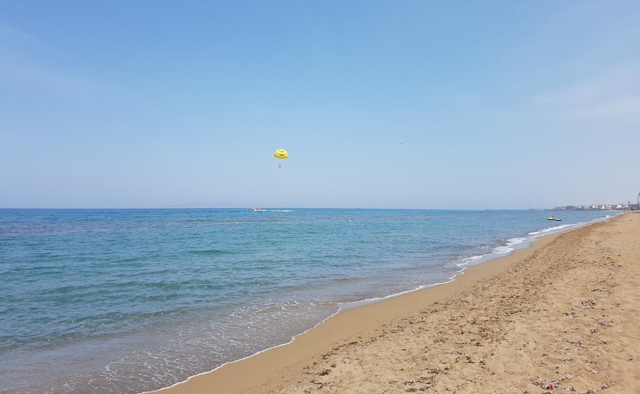 Photo de Plage d'Ammoudara II avec sable brun de surface