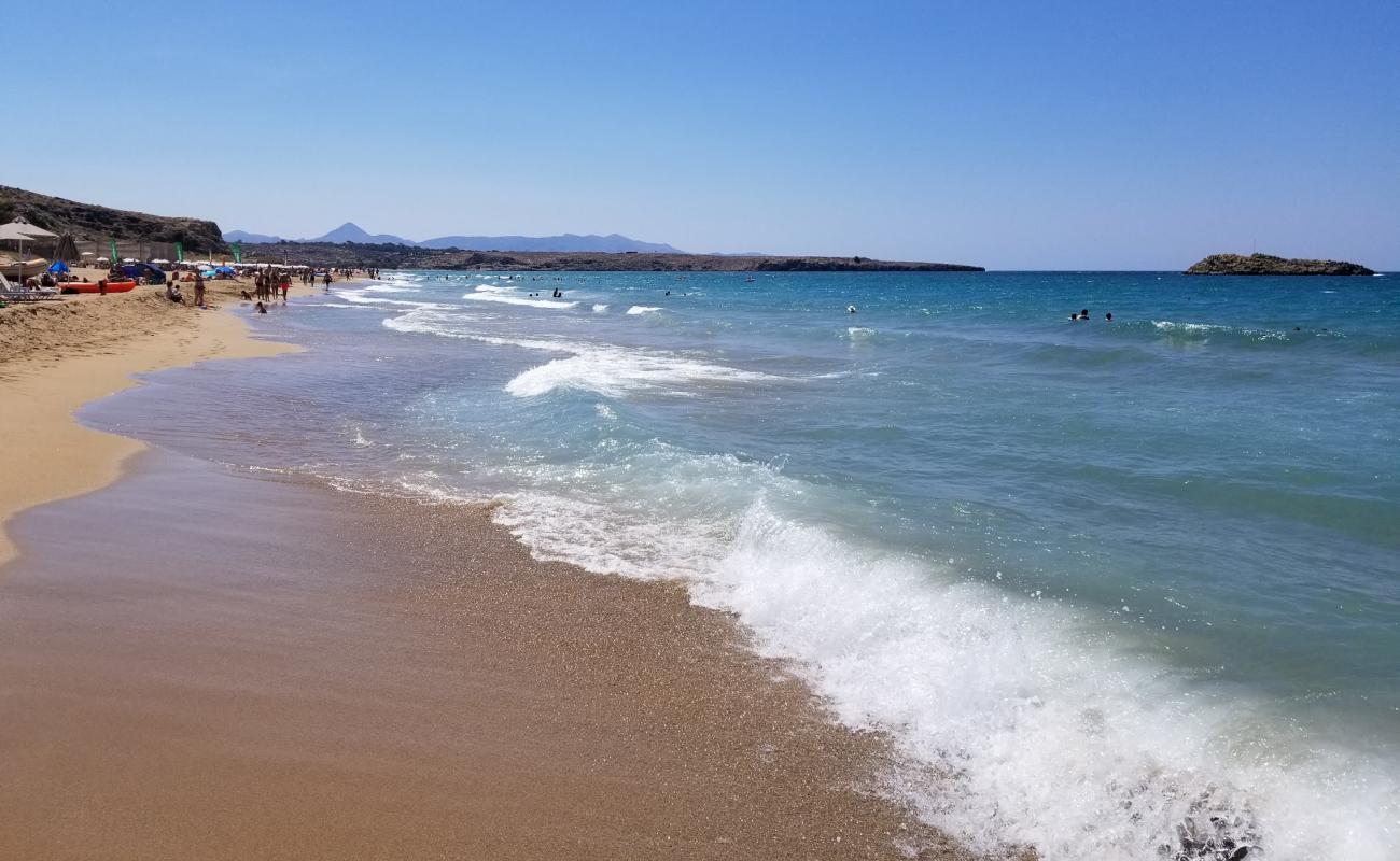 Photo de Amnissos beach avec sable fin brun de surface