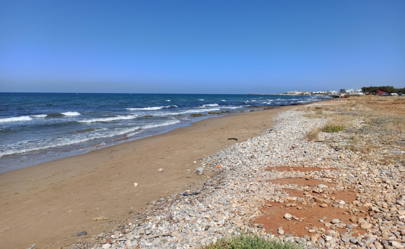 Photo de Gournes Beach avec sable brun de surface