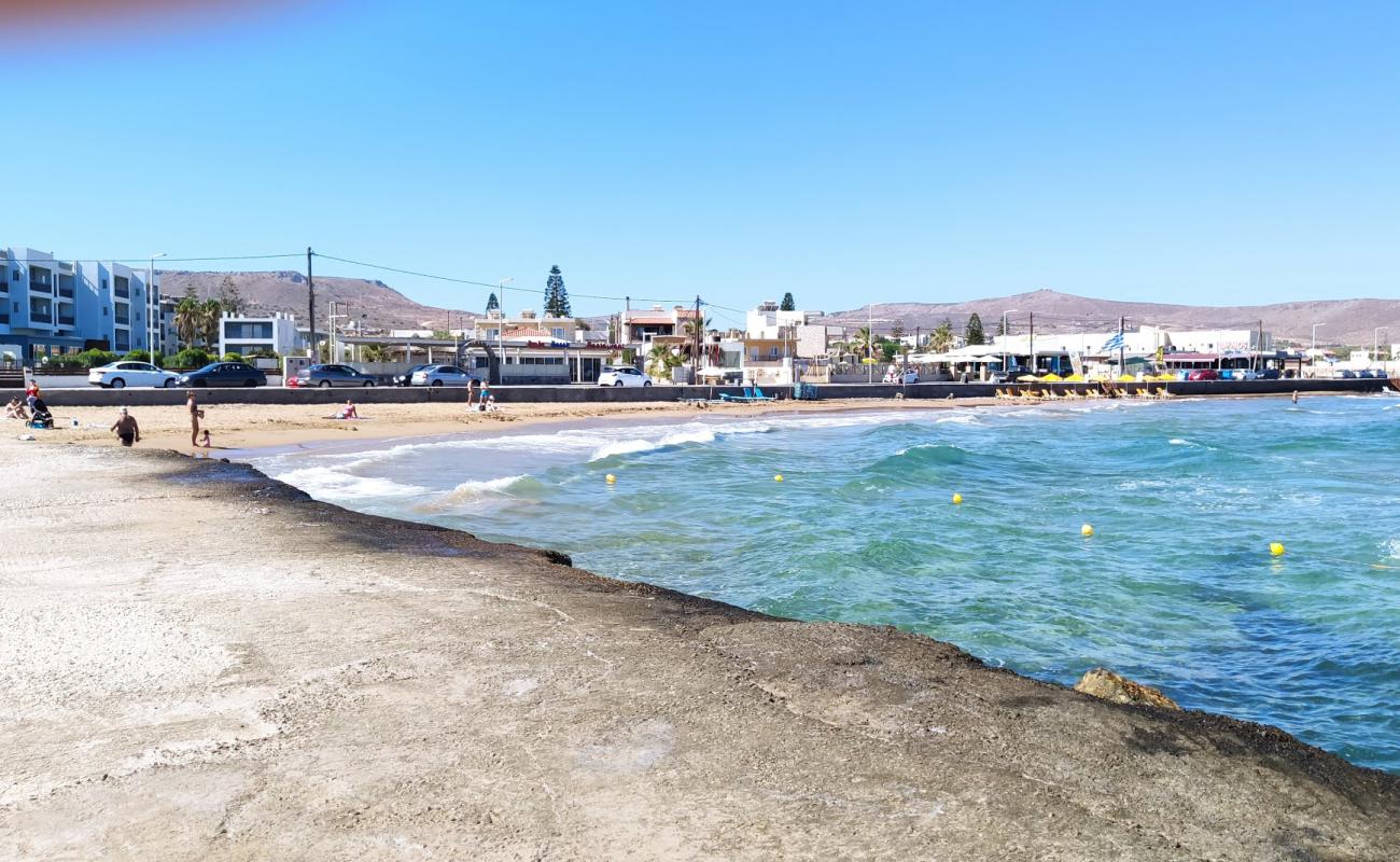 Photo de Gouves beach avec sable brun de surface