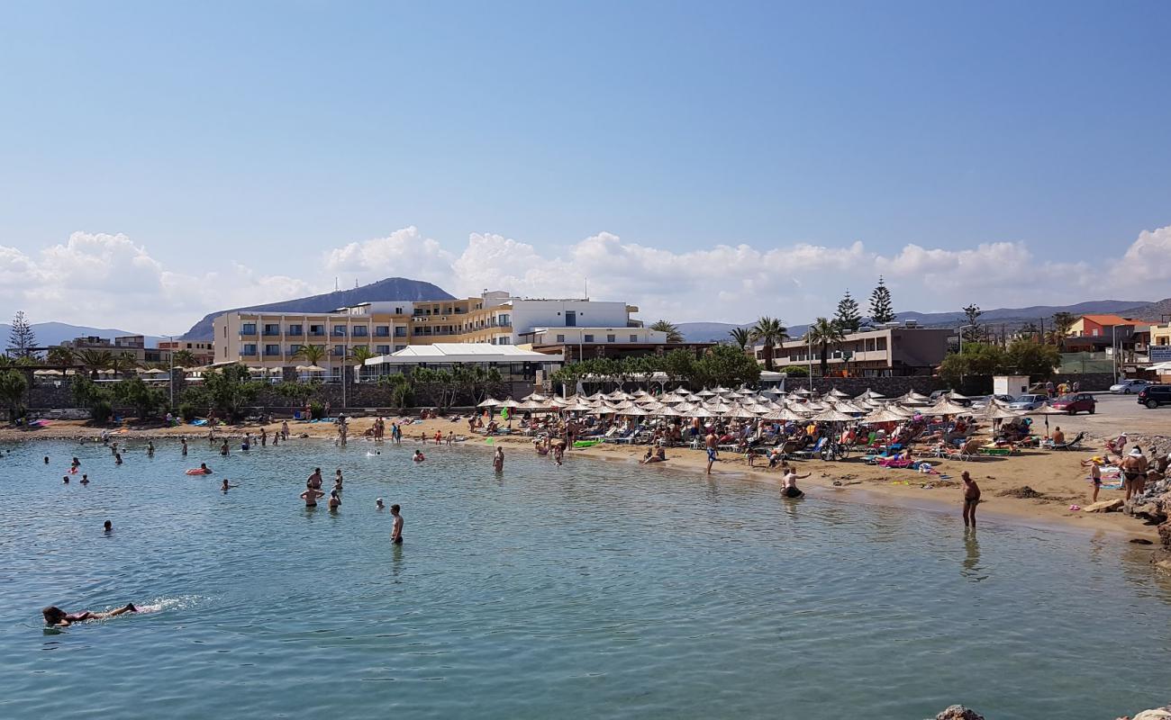 Photo de Marina Beach avec sable brun de surface