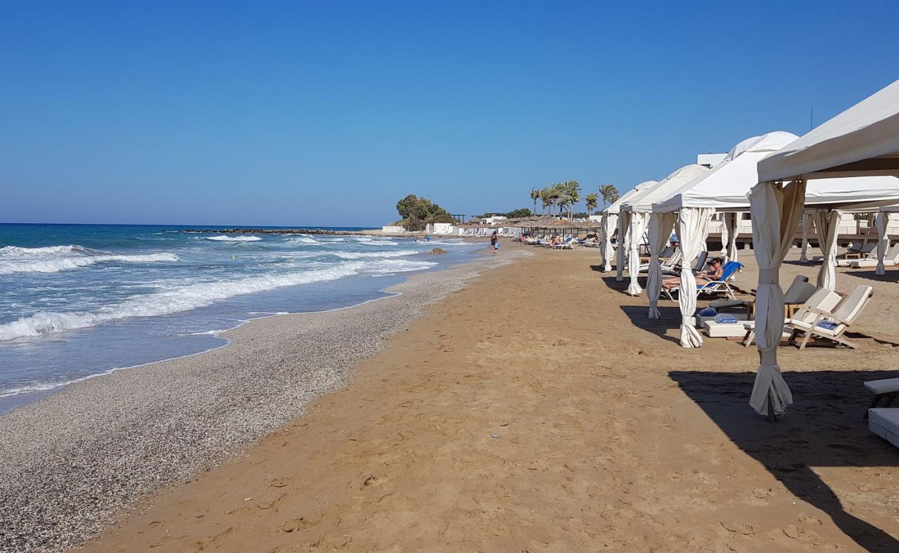 Photo de Agios Pelagia beach avec sable brun de surface