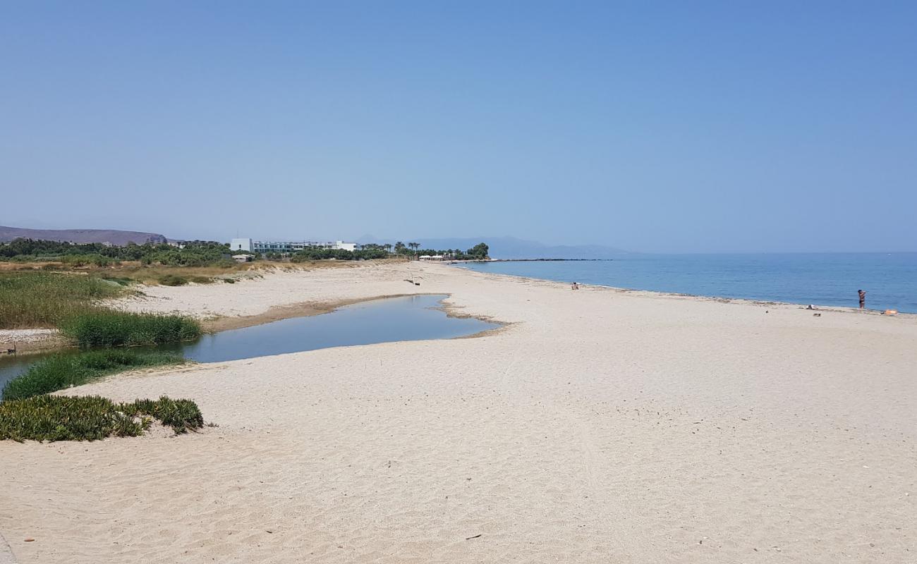 Photo de Aposelemi Beach avec sable brun de surface