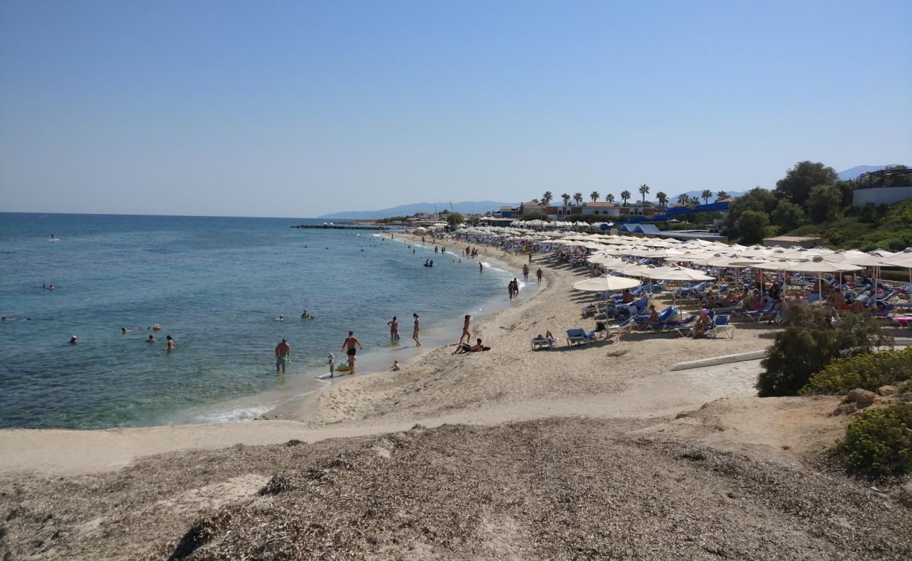 Photo de Paralia Anissaras avec sable lumineux de surface