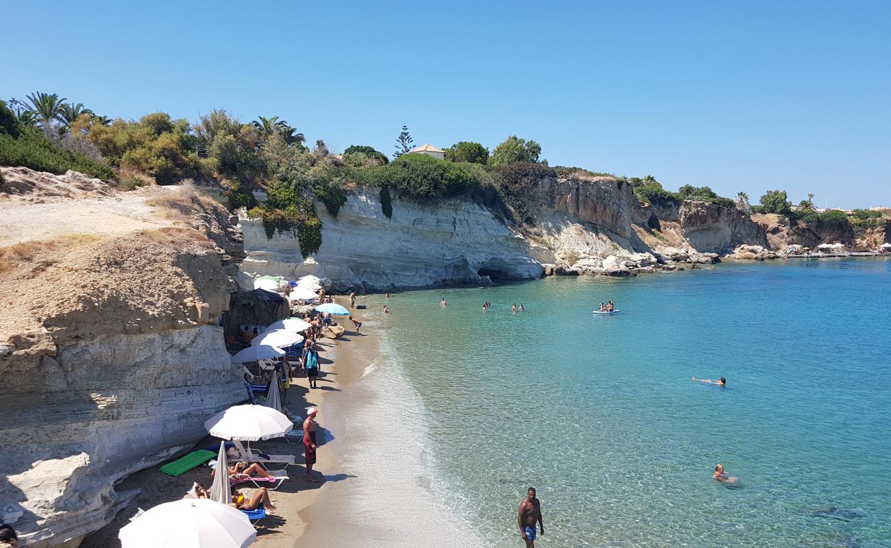 Photo de Saradari Beach avec sable fin brun de surface