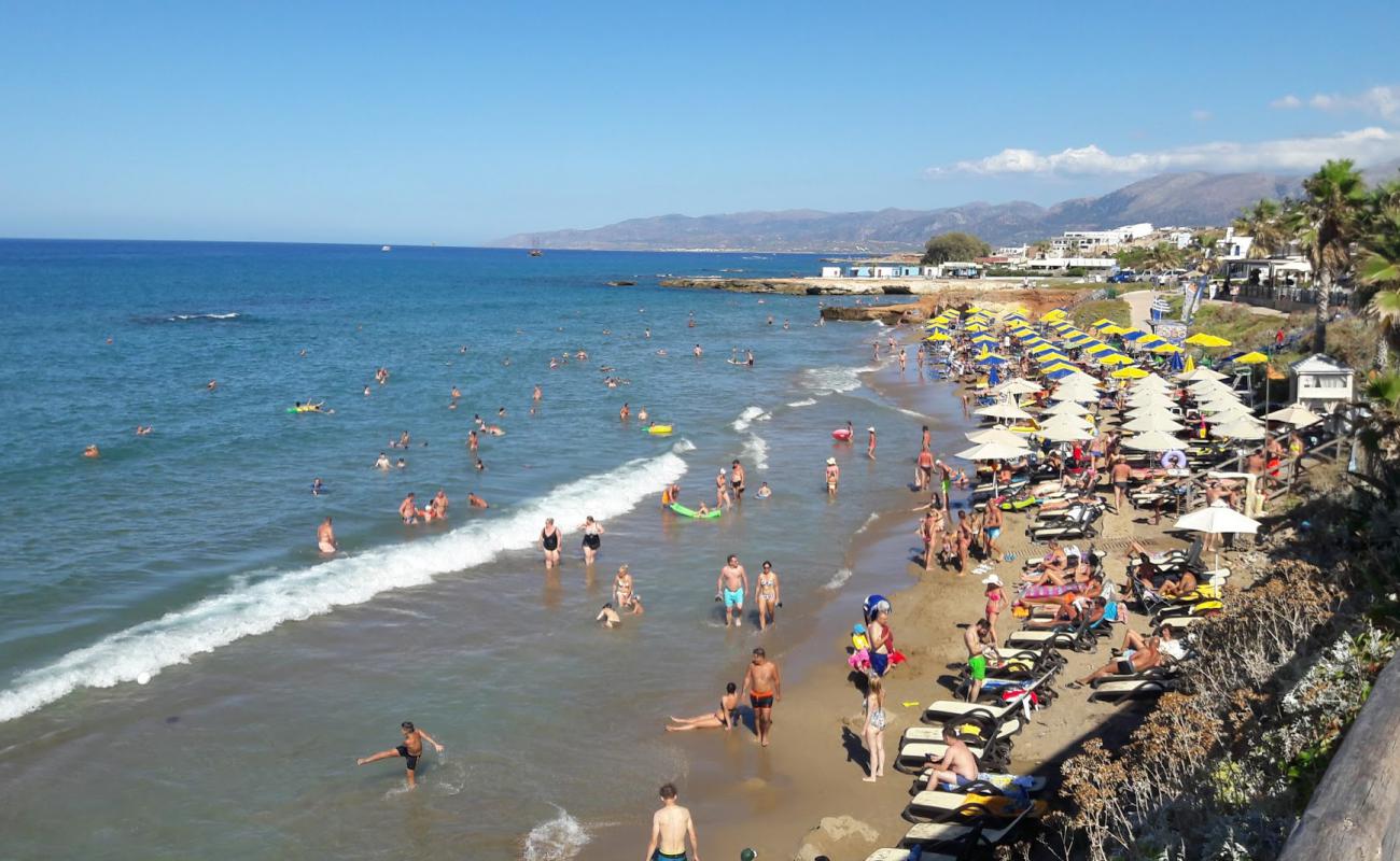 Photo de Meltemi Beach avec sable fin brun de surface