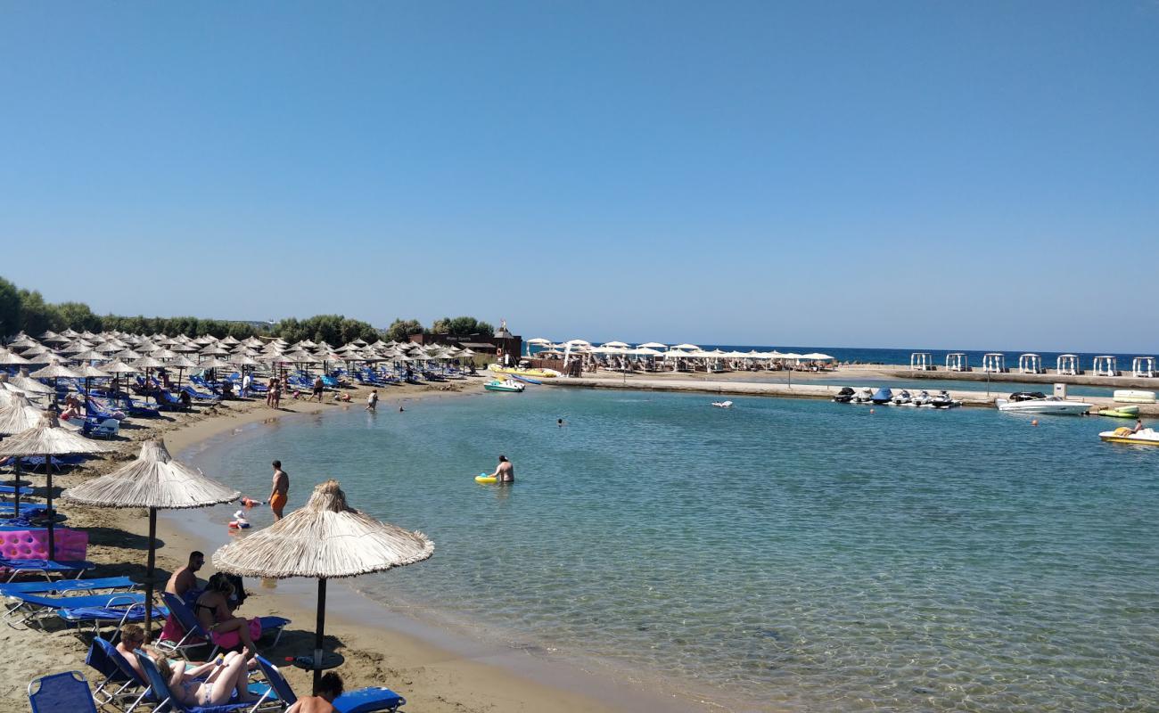 Photo de Drapano beach avec sable fin brun de surface