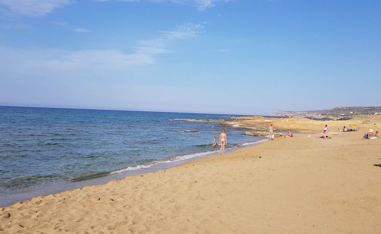 Photo de Potamos Beach II avec sable brun de surface