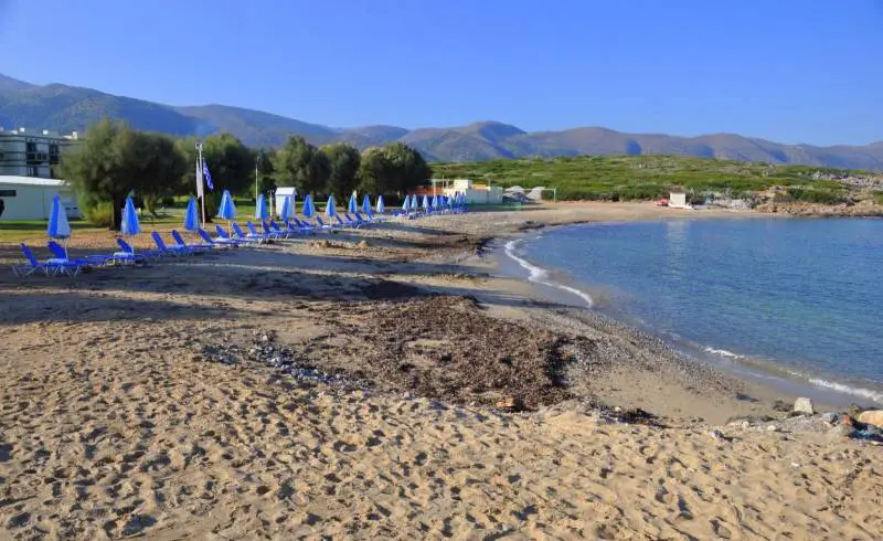 Photo de Agia Varvara beach avec sable brun de surface