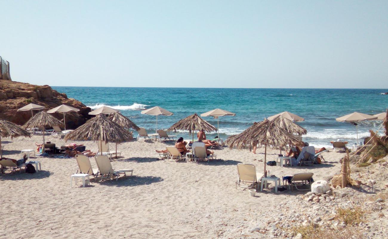 Photo de Avlaki Beach avec sable gris avec caillou de surface