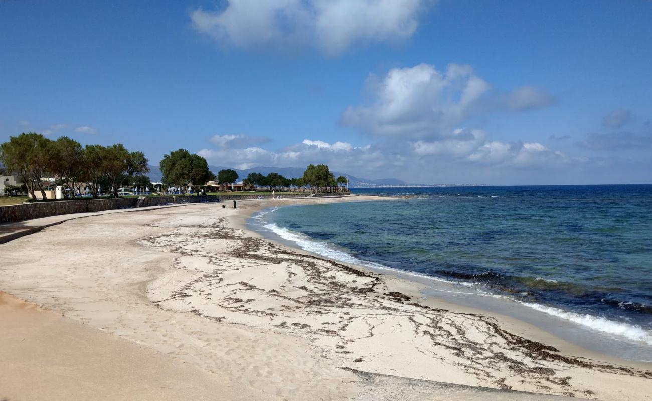 Photo de Spiliada beach avec sable lumineux de surface