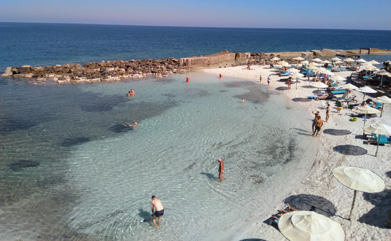 Photo de Plage de Volakias avec caillou fin blanc de surface