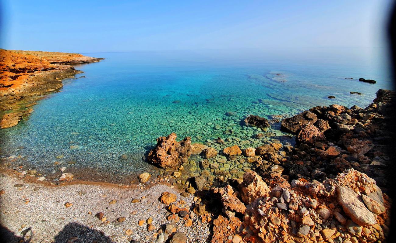 Photo de St Fredsolos Beach avec galets beige de surface