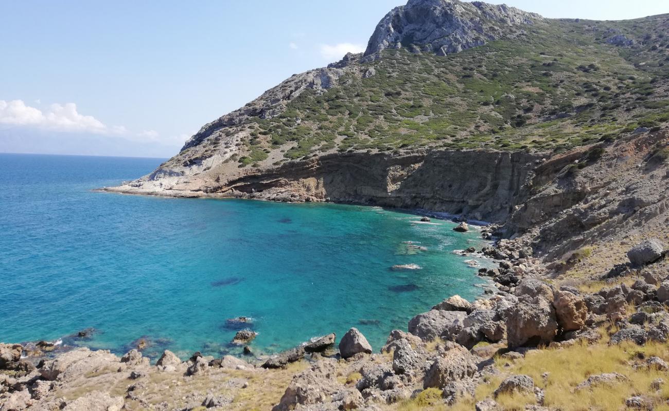 Photo de Chomatistra beach avec terrain rocheux de surface