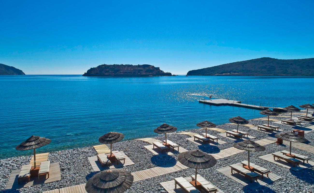 Photo de Agia Marina avec galets beige de surface