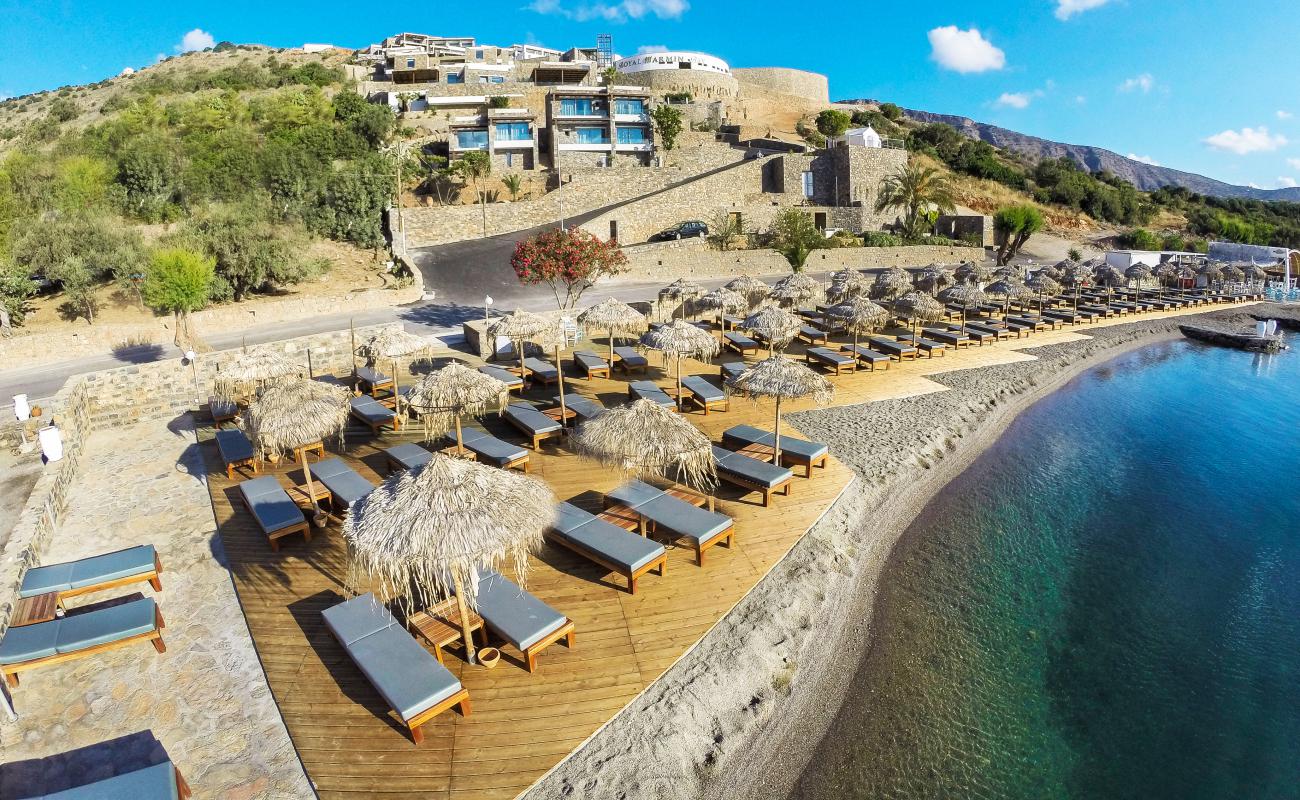 Photo de Agia Paraskevi avec petits galets gris de surface