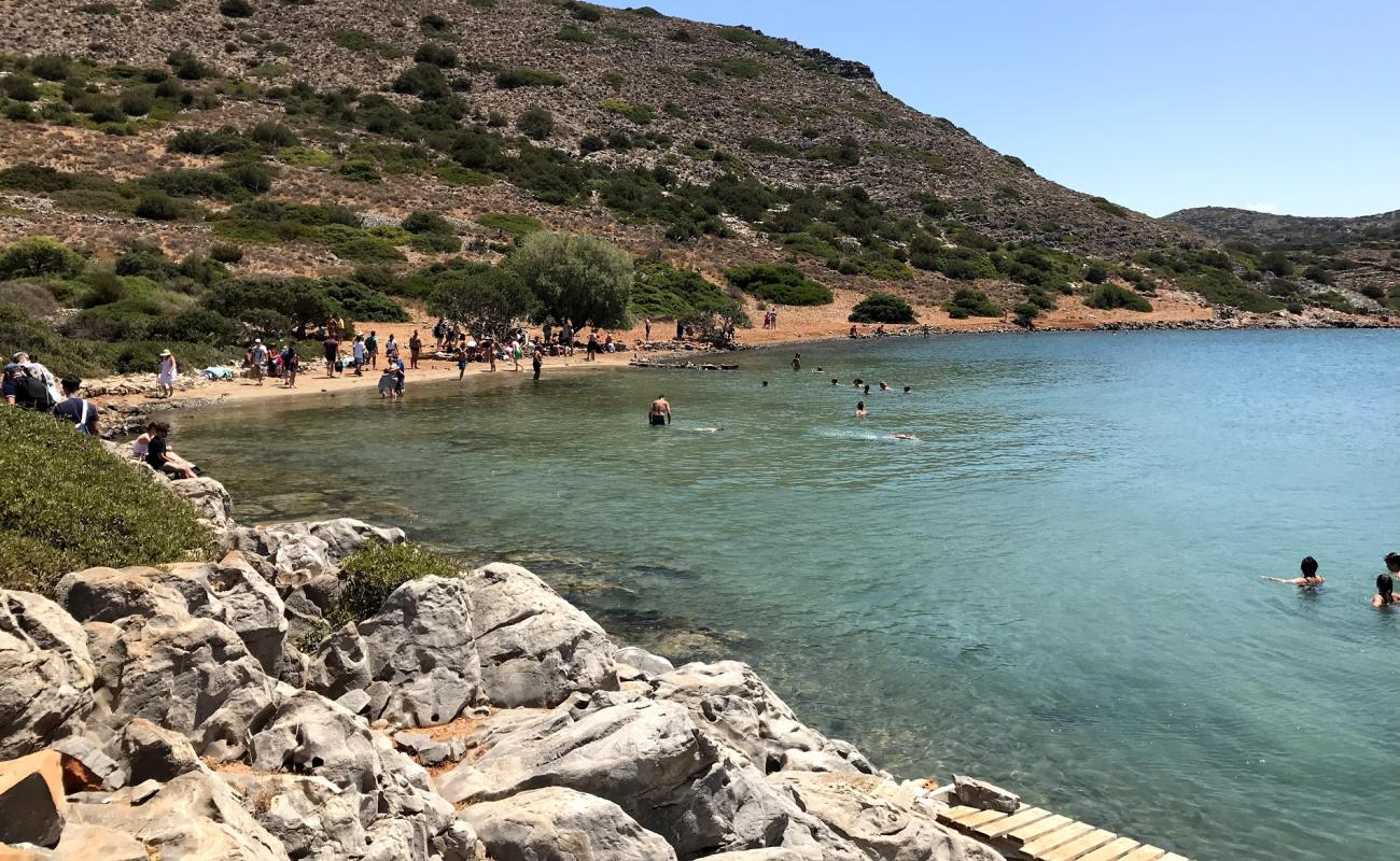 Photo de Vathi beach avec sable brun & rochers de surface